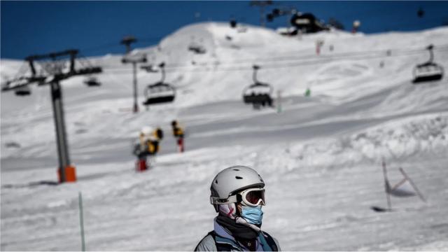 Esquiador com máscara em uma encosta na França