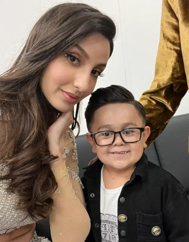 અભિનેત્રી નુરા ફતેહી સાથે અબ્દુ