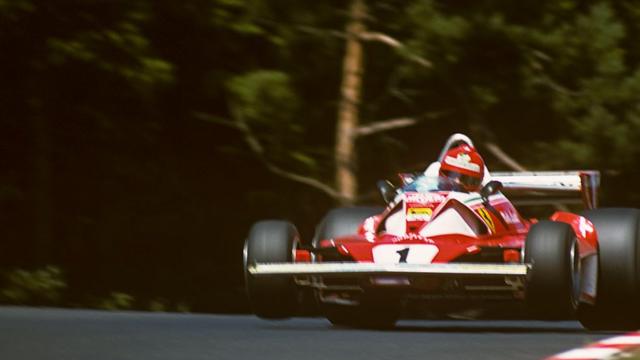 Niki Lauda conduciendo su Ferrari en Nurburgring.