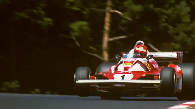 Niki Lauda conduciendo su Ferrari en Nurburgring.