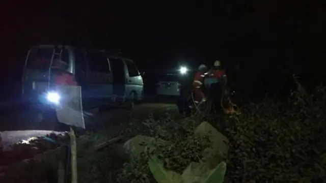 Light Truck အမျိုးအစား အဖြူရောင် ကားဟာ မိုင်တိုင် အမှတ် (၂၈/၃) မှာ အရှိန် မထိန်း နိုင်ဘဲ ချောက် ထဲ ကို ထိုးကျ သွား