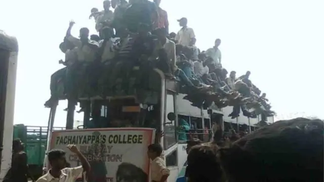 பேருந்தில் ஊர்வலம்