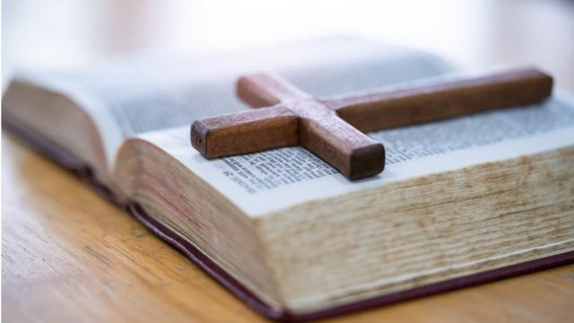 Cruz dispostacard guard pokercimacard guard pokerBíblia