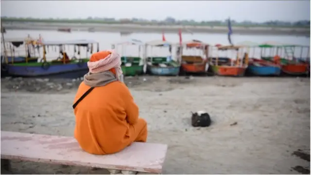 वृंदावन में नदी किनारे बैठा साधु