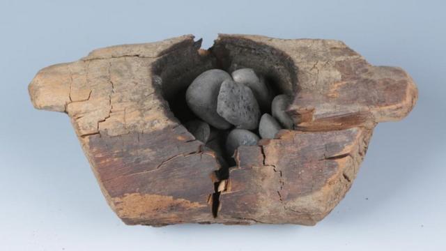 考古发现木质火坛，内部有被强烈灼烧得痕迹，且放置有数量不等的卵石。