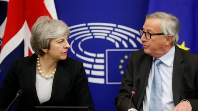 टेरीज़ा मे और ज़्या-क्लाउड जंकर ने साथ प्रेस कॉन्फ़्रेंस की