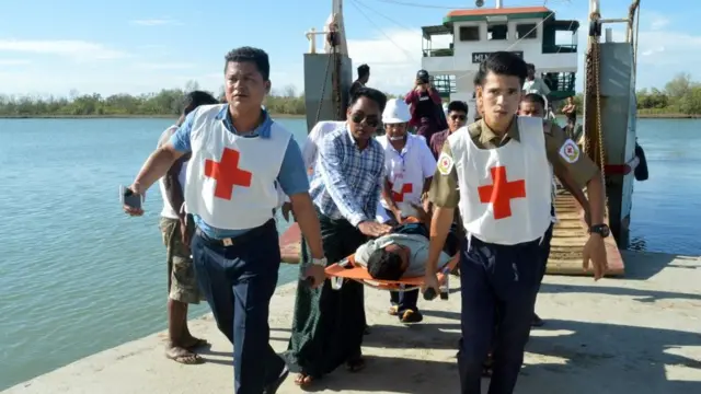 ကျောက်တန်းမှာ အပစ်ခတ်ခံရသူ တဦးကို ဆေးရုံပို့ဖို့ သယ်ဆောင်လာစဉ်