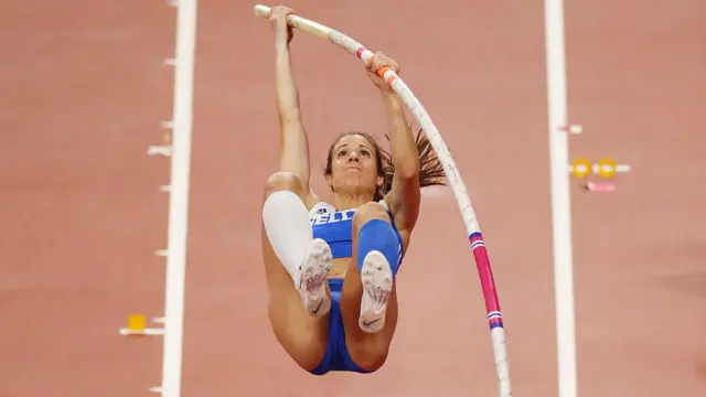 اکاترینی استفانیدی: کمیته بینالمللی المپیک با خواستهاش از ورزشکاران برای ادامه دادن تمرین عملاً آنها را تحت فشار میگذارد که از مقررات دولتها سرپیچی کنند