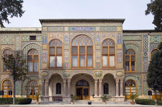 德黑蘭古列斯坦宮大門鑲嵌著精美的瓷磚