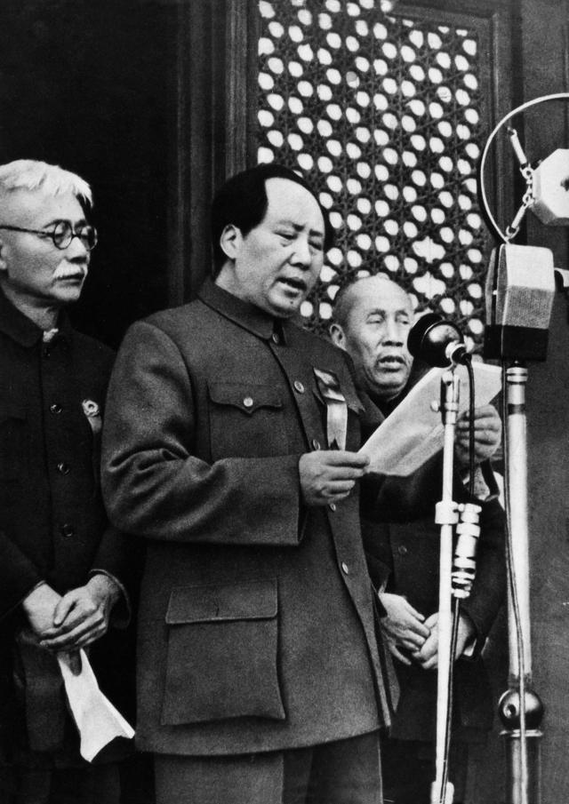 1949年10月1日，毛泽东在北京宣布中华人民共和国中央人民政府成立。