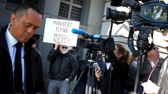 Плакат у здания суда