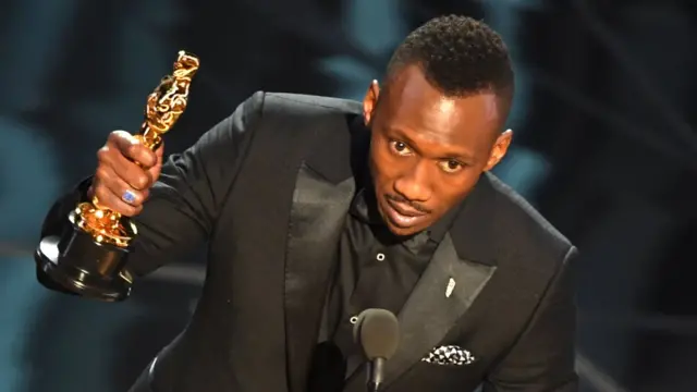 Mahershala Ali recibe su Oscar