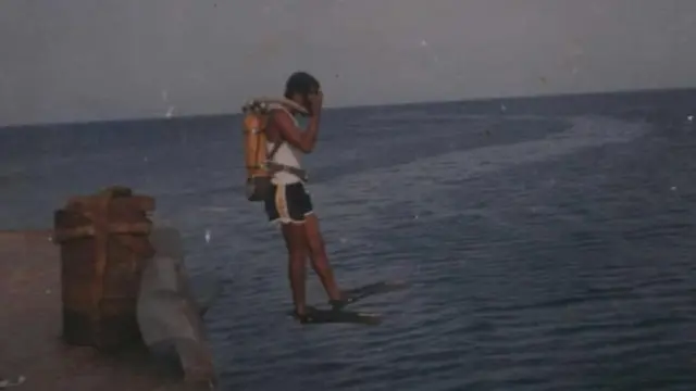 Nama meeshaa fayyadamuun galaanarra deemaa jiru.