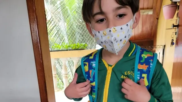 Hélio indo à escola