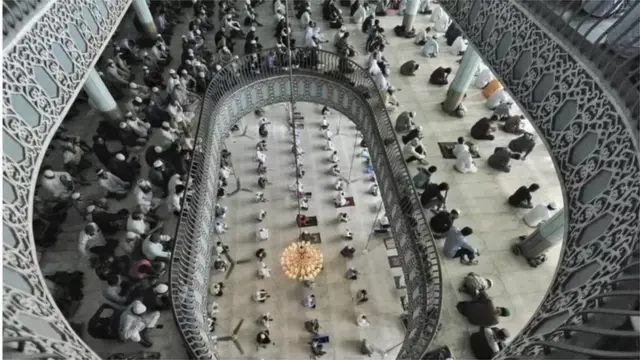 বায়তুল মোকাররম মসজিদে নামাজের দৃশ্য