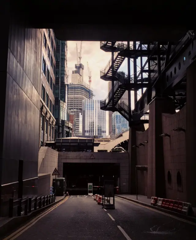 Torres al fondo de una calle