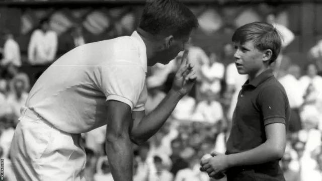 Amerikanac Denis Ralston traži od sakupljača loptica nove patike tokom meča na šampionatu