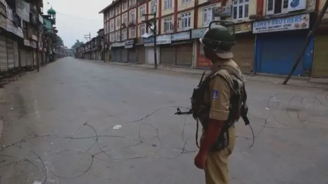 કાશ્મીરમાં પોલીસ કર્મચારીની તસવીર