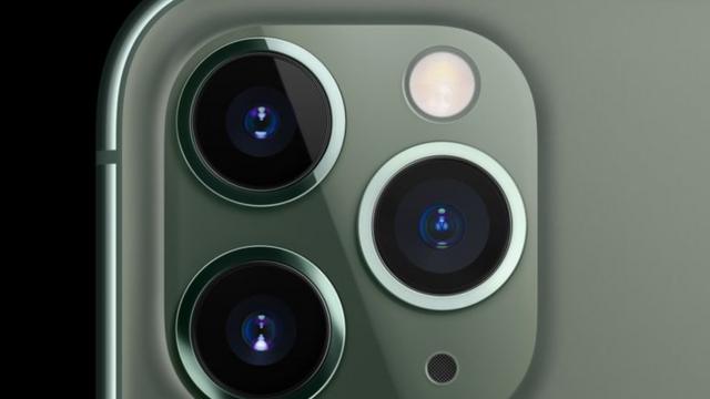 Parte trasera del nuevo iPhone 11 Pro con 3 cámaras.
