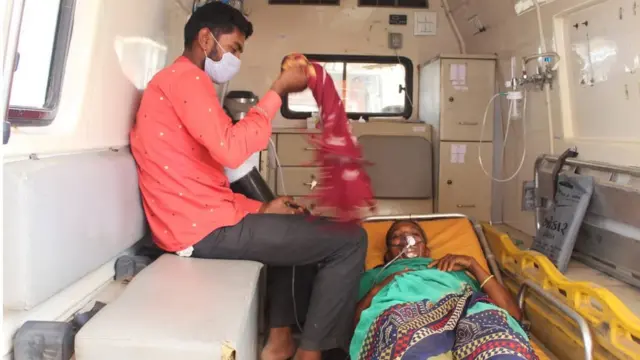 અમદાવાદ સિવિલ હૉસ્પિટલની બહાર ઍમ્બ્યુલન્સની લાઇનો લાગી છે