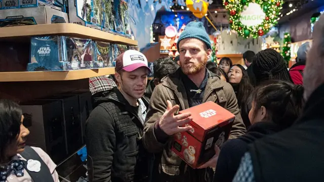 Gente comprando regalos