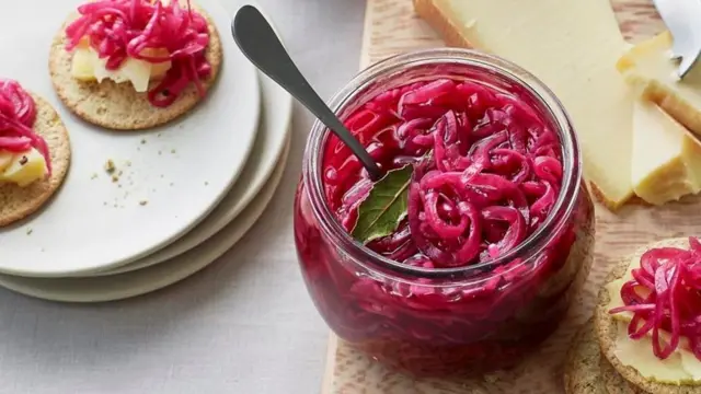 Cette marinade d'oignons rouges à la danoise est légère, lumineuse et facile à faire. C'est une recette de la spécialiste des conserves danoises Helena Grayston. Outre le fait de le déguster directement dans le bocal, vous le trouverez merveilleusement polyvalent et pourrez le servir avec des salades, des aliments grillés ou frits, ou l'essayer dans des sandwichs ou sur des hot dogs.