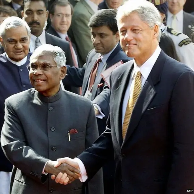 ਸਾਲ 2000 ਵਿੱਚ ਅਮਰੀਕੀ ਰਾਸ਼ਟਰਪਤੀ ਬਿਲ ਕਲਿੰਟਨ ਭਾਰਤੀ ਰਾਸ਼ਟਰਪਤੀ ਕੇ ਆਰ ਨਰਾਇਣ ਨਾਲ ਹੱਥ ਮਿਲਾਉਂਦੇ ਹੋਏ