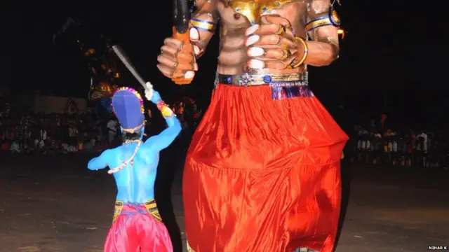 सुट्ट्यांचा हंगाम असल्यामुळे पर्यटक देखील मुद्दाम नरकासुर मिरवणूक बघण्यासाठी येत असतात.