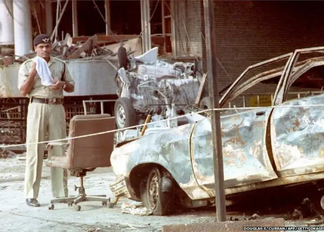 14 मार्च 1993 रोजी मुंबईच्या एअर इंडिया बिल्डिंगजवळ बाँबस्फोटानंतरचं दृश्य