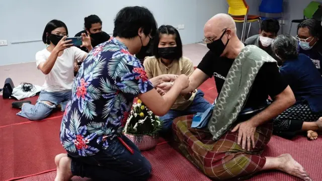 มิตรสหายและลูกศิษย์ร่วมกันจัดงานผูกข้อมือบายศรีสู่ขวัญให้ "อาจารย์เดฟ"