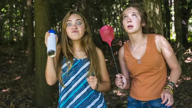 Adolescentes preparadas para lidiar con los mosquitos en un bosque.