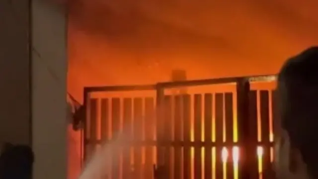 Dhismaha oo gubanaya