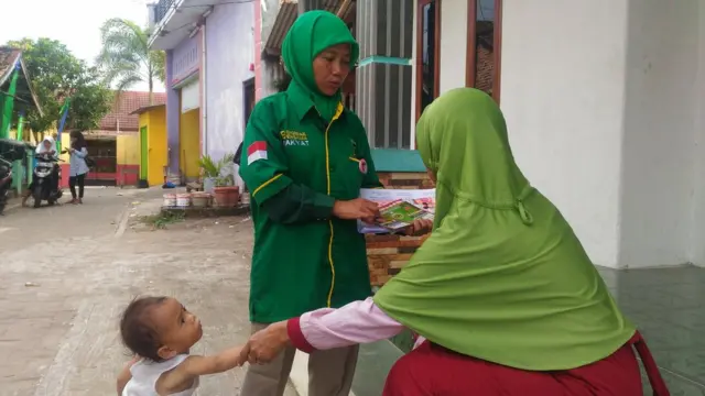 Calon anggota legislatif dari PPP, Eha Soleha - yang juga seorang pedagang kopi keliling di Pasar Kranggot, Cilegon, Banten - tengah berkampanye dari pintu ke pintu untuk memperkenalkan dirinya kepada konstituen (18/3)
