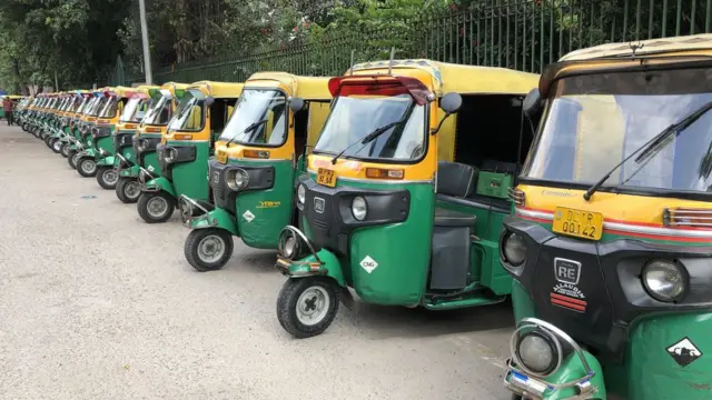 खड़े हुए ऑटो