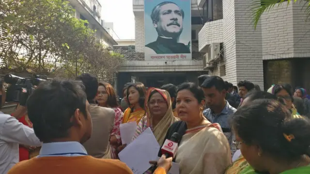 আওয়ামী লীগ কার্যালয়ে সংরক্ষিত আসনে মনোনয়ন প্রত্যাশীরা