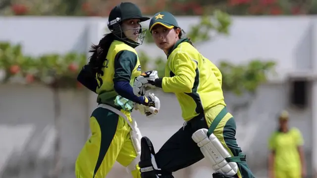 خلکه به ویل "نجلۍ ګوره بهر کې له هلکاو سره لوبې کول ګوره".