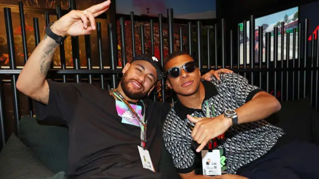 نیمار (چپ) و امباپه، گران‌ترین بازیکنان تاریخ فوتبال هستند و الکساندر ایزاک پس از آنها قرار می‌گیرد