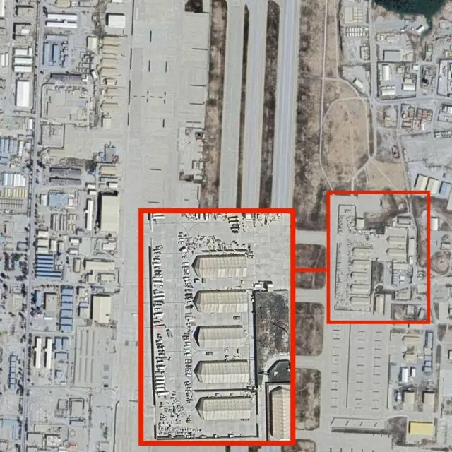 خودروهایی که از نقاط متفاوت محوطه پایگاه بگرام در یک جا پارک شده‌اند