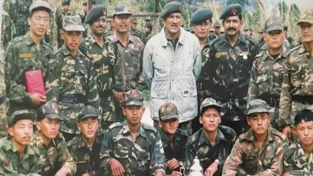 गोरखा सैनिकों के साथ बिपिन रावत