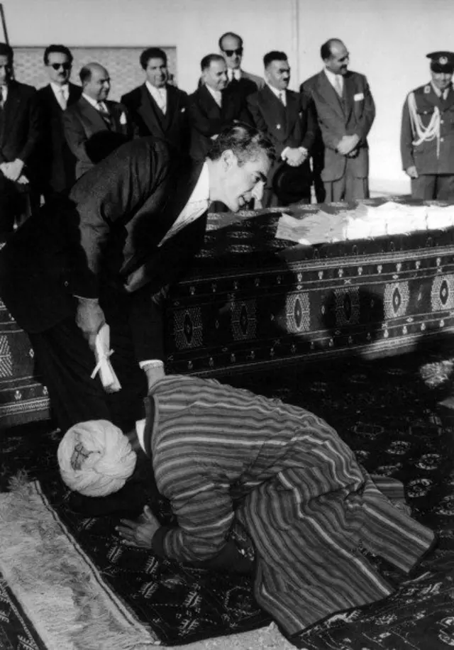 محمد رضا شاه پهلوی طبق اصلاحاتی که انجام داد، زمین های تاج را به کشاورزان توزیع کرد. گنبد کابوس ، 11 دسامبر 1958