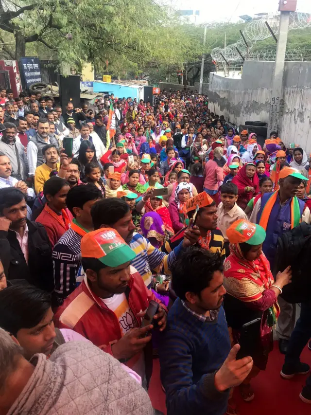 दिल्ली विधानसभा चुनाव में प्रचार के दौरान बीजेपी कार्यकर्ता