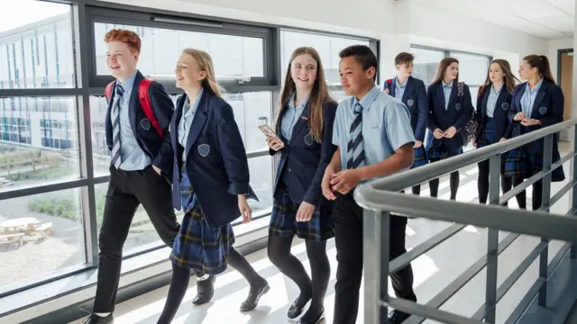 영국이 만 12~15세 청소년을 대상으로 신종 코로나바이러스 감염증(코로나19) 화이자-바이오엔테크 백신 접종을 권고했다