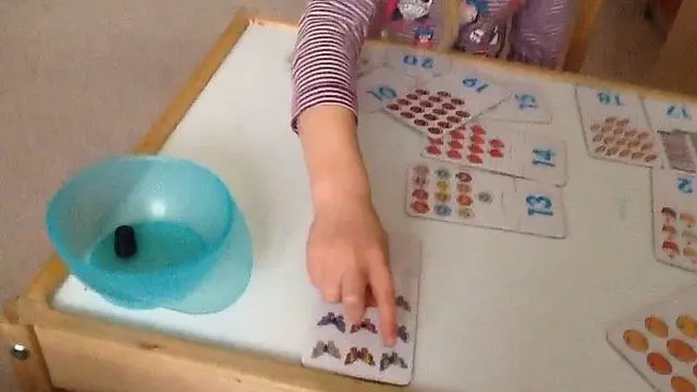 Ребенок занимается с цифрами