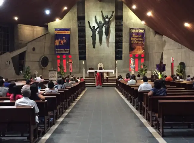 Iglesia católica por dentro en Limón, Costa Rica. (Foto: Tamara Gil/BBC Mundo)