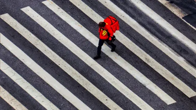 entregador andando na avenida Paulista