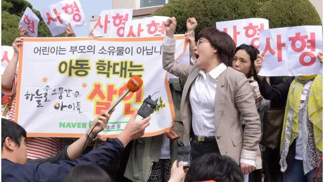 지난 2014년 울산에서 8살 여아가 양모에게 맞아서 사망하는 사건이 발생하자, 한 아동보호단체는 '사형죄'를 적용해달라고 시위를 벌였다