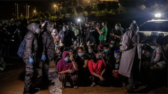 Otoritas Malaysia menangkap ratusan pekerja migran ilegal di pinggiran Kuala Lumpur, Juni 2021.