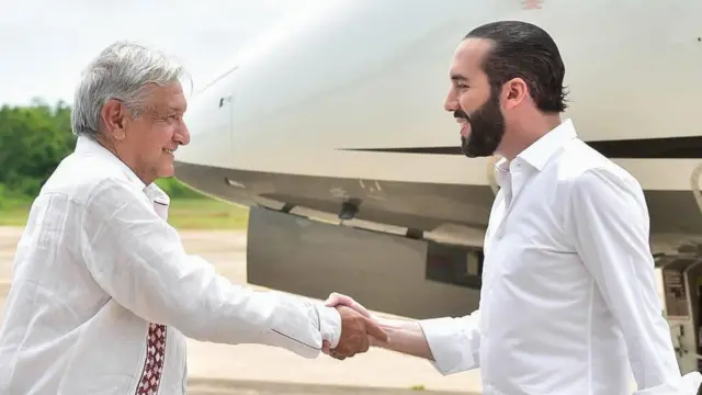 López Obrador y Bukele se saludan