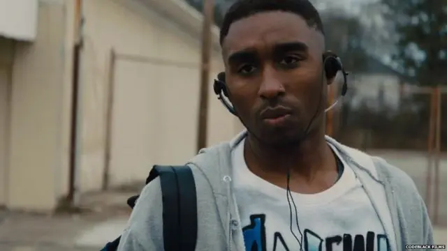 Demetrius Shipp Jr. ameigiza kama Tupac Shakur.