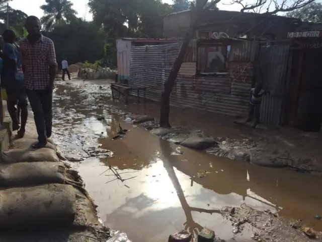 Imvura yatumye abantu babura aho baca